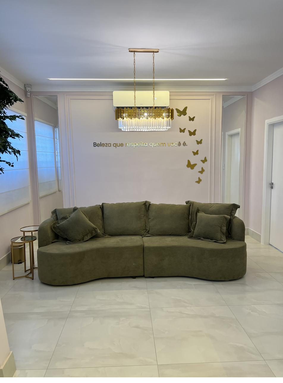 Sala de espera da clínica de harmonização facial da Dra. Maria Fernanda Ramirez em Limeira-SP